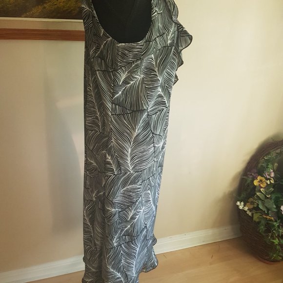 Black and White Dress - Picture 8 of 13